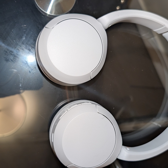 Sony White Over-Ear Headphones - Picture 6 of 6
